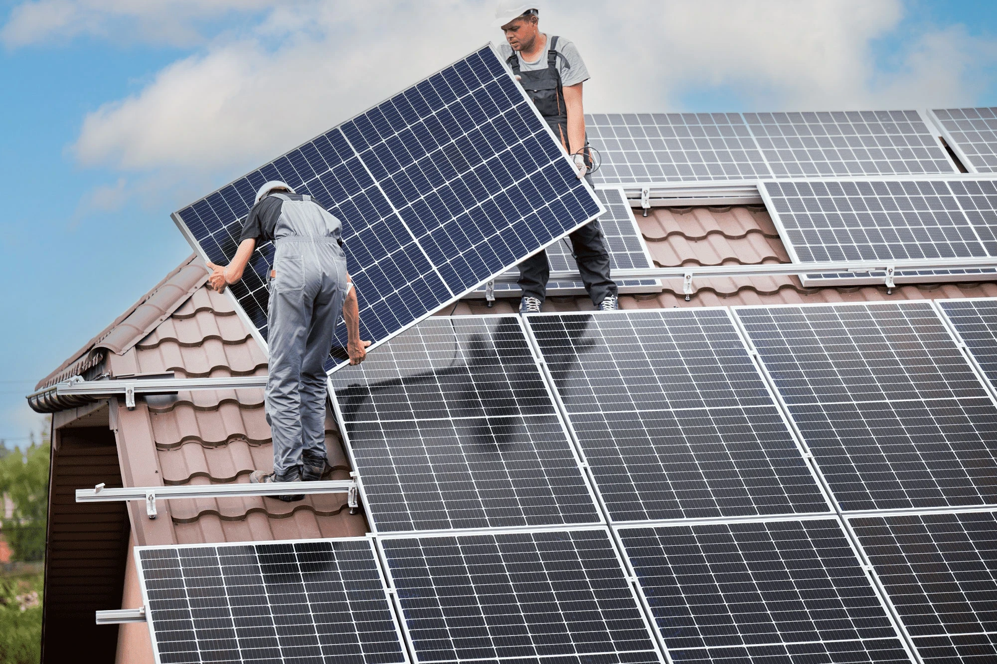 Installation einer Photovoltaik-Anlage auf einem Dach