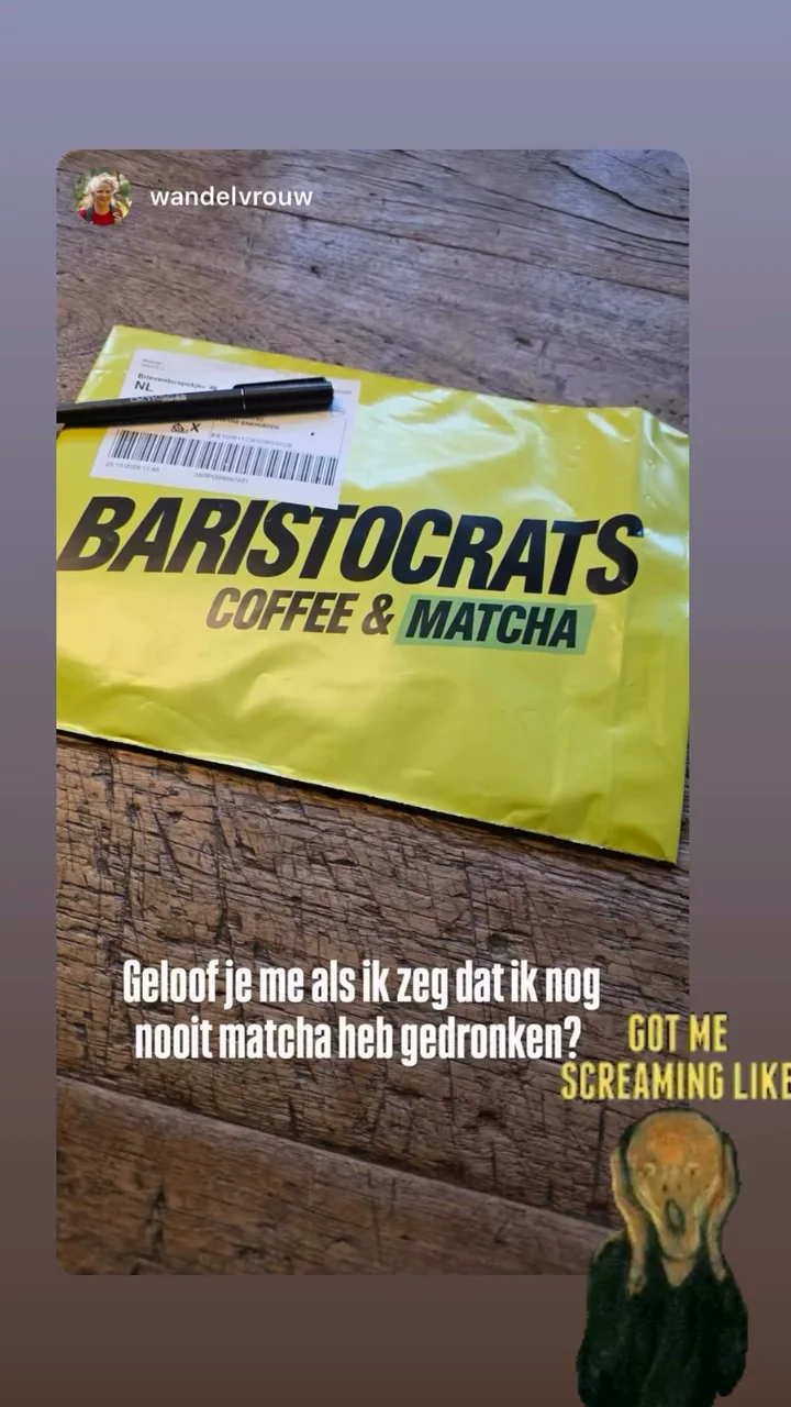 Wandelvrouw pakt haar Baristocrats matcha uit.