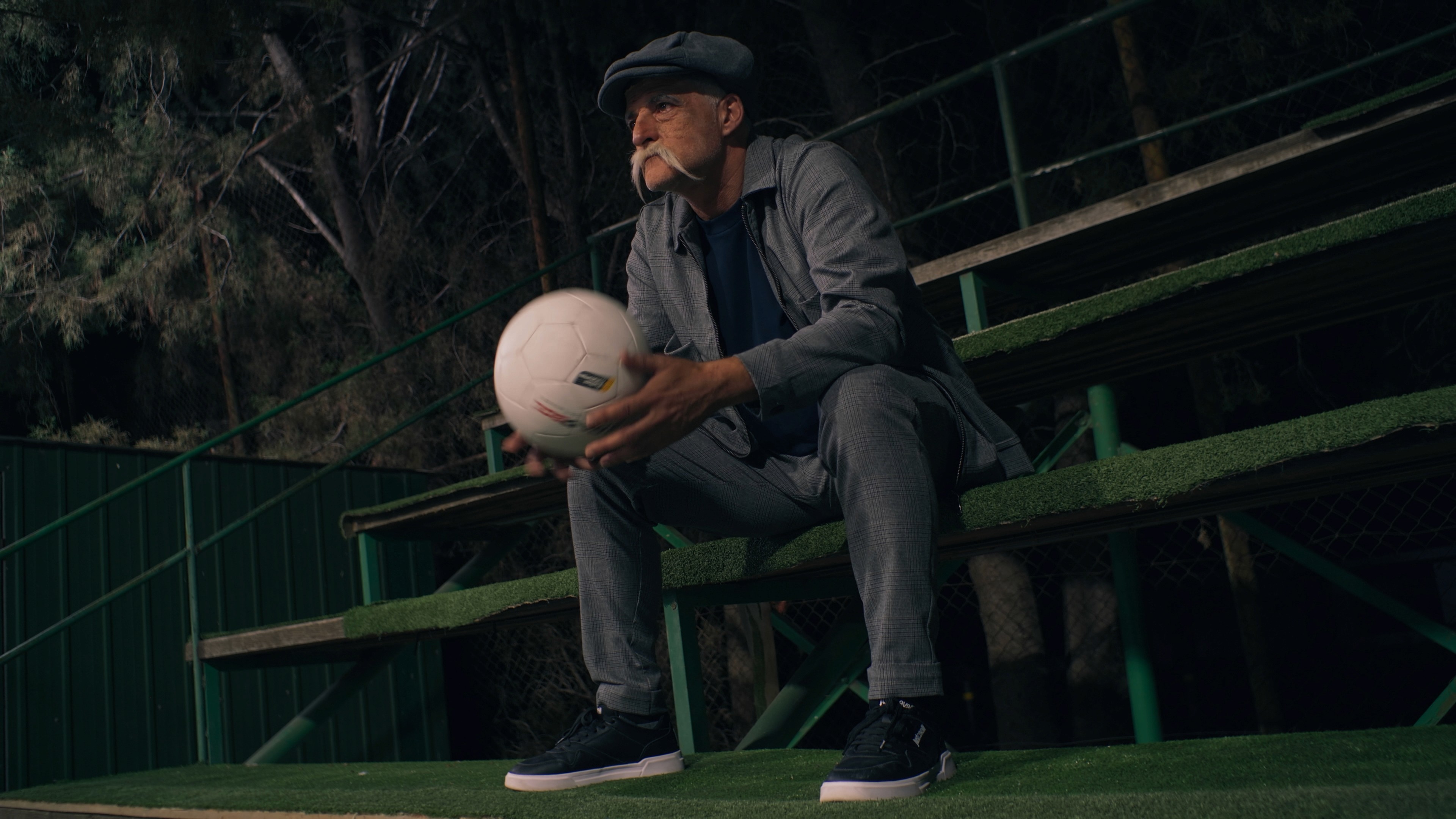 Old man sitting on the bench