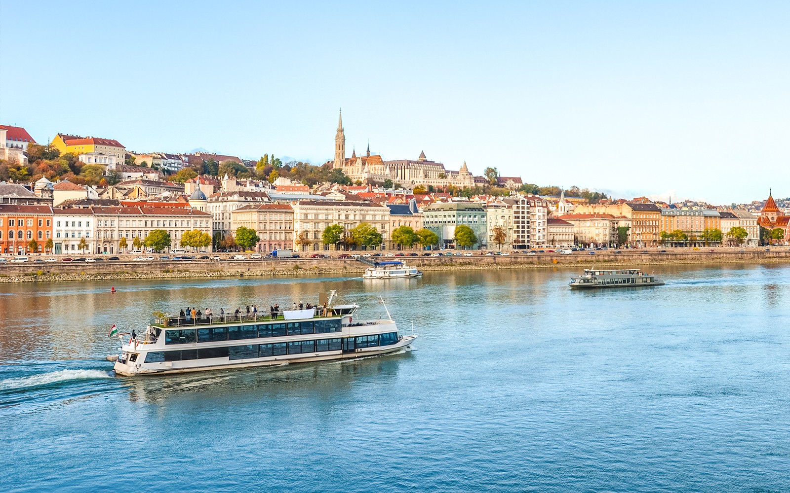 Stór rútuferð um Búdapest sem liggur meðfram Dónáfljóti með útsýni yfir þinghús Ungverjalands.