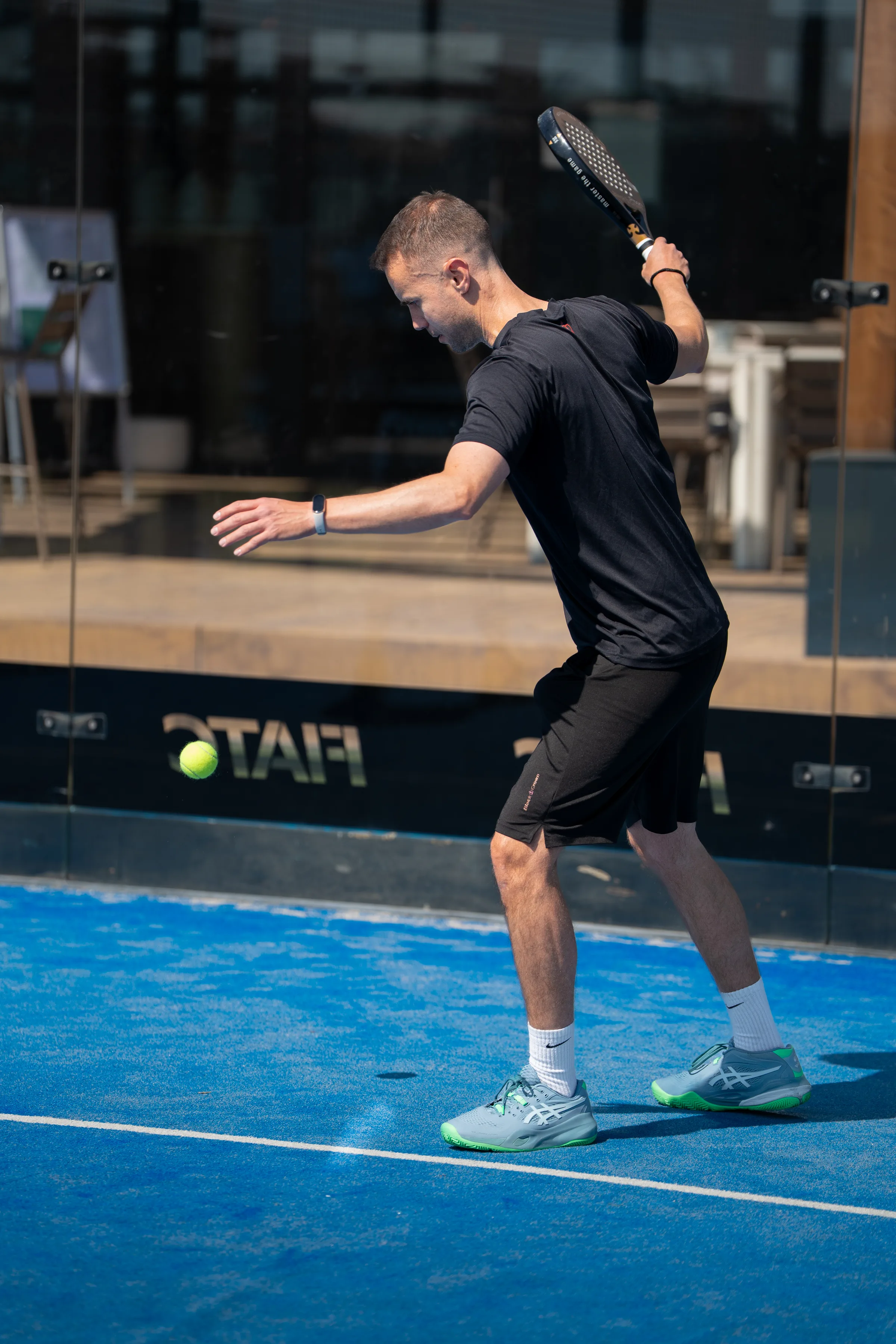 Jugadores en posición en Aurial Padel Cornellà durante partido del 25 marzo 2026, foto de Nolan Pardo
