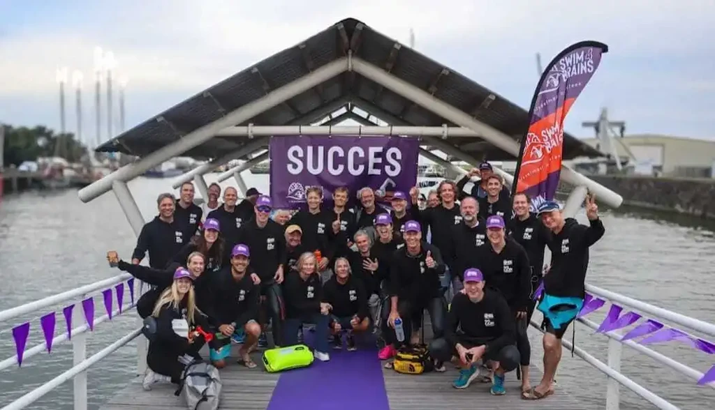 Zwemmer met supporter na de tocht