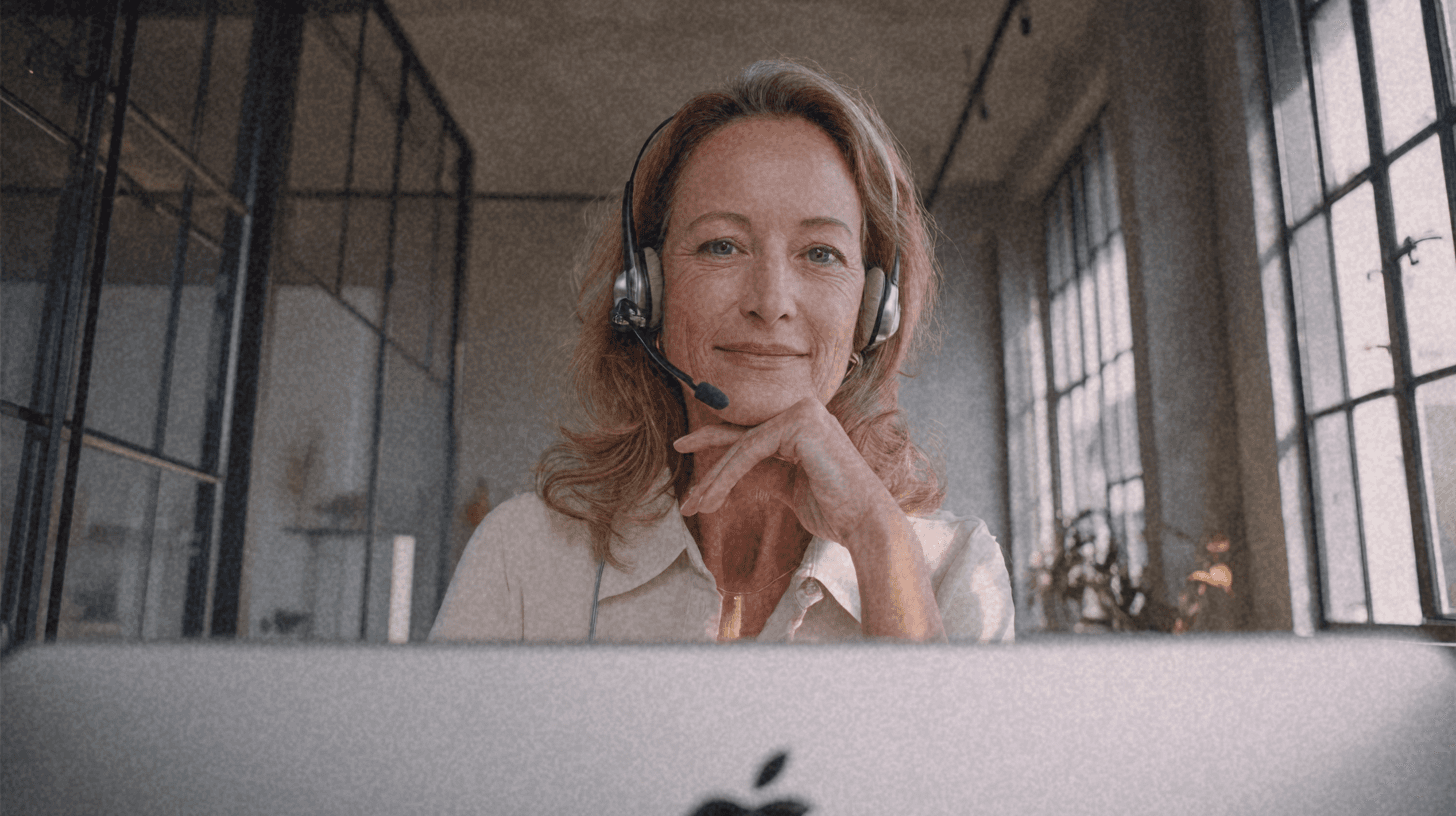 Gründerin von SilentAngels® im Beratungsgespräch – persönliche, professionelle Kundenbetreuung für Pflege-, Haushalt- und Concierge-Services.