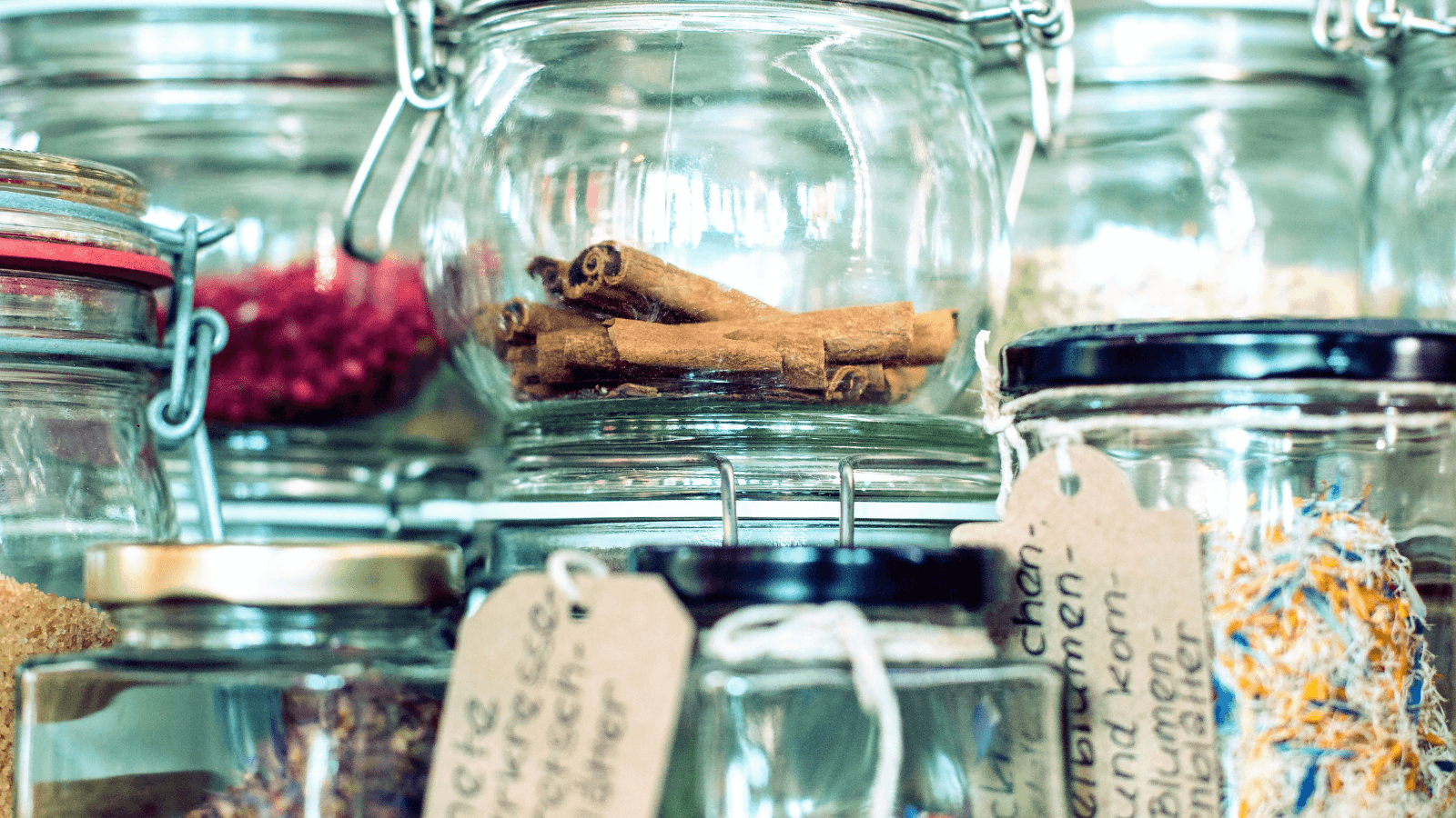 Hochwertige Gewürze und Zutaten in Gläsern beim SAPOORI Cocktailkurs in Frankfurt, kreative Aromenkunde.