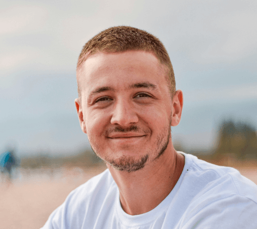 man wearing white crew-neck shirt outdoor selective focus photography