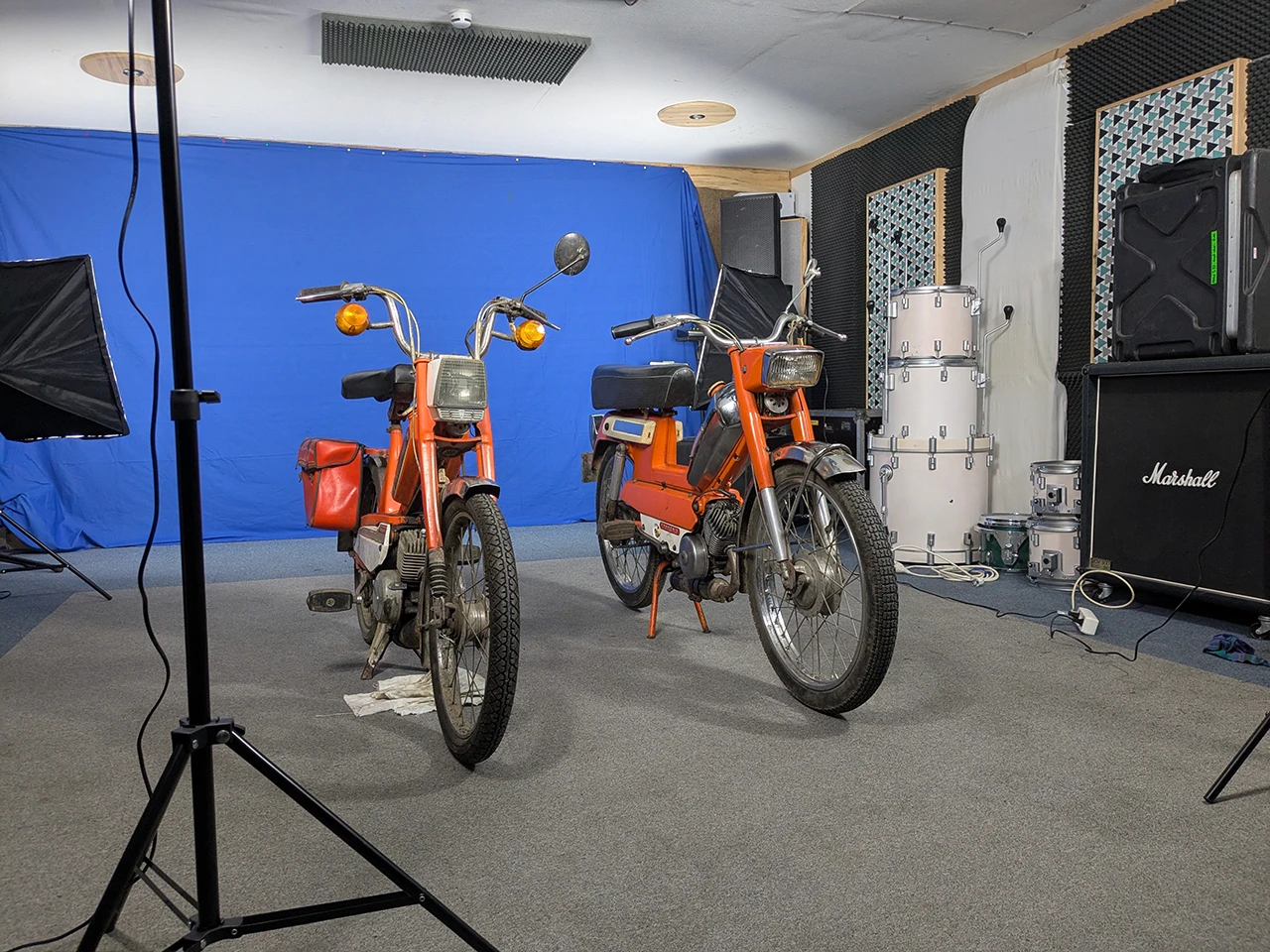 Mobylettes sur fond bleu