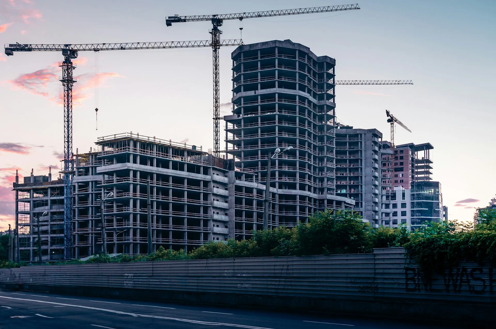Modernes Neubauprojekt in der Entstehungsphase