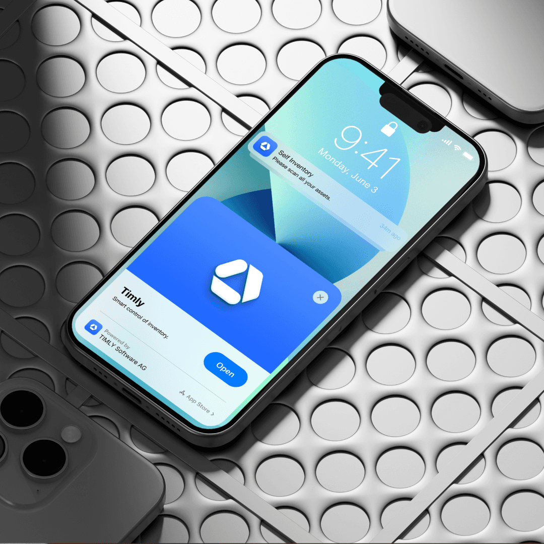 Timly blaues Symbol auf einem Smartphone-Bildschirm angezeigt, das das Design von mobilen Apps auf einer modernen metallischen Oberfläche hervorhebt.