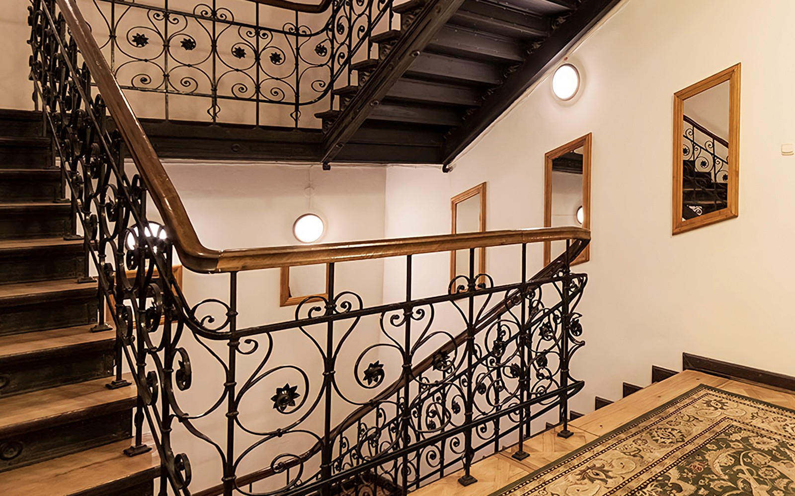 在音乐会场地的华丽楼梯上欣赏肖邦钢琴音乐会之夜。