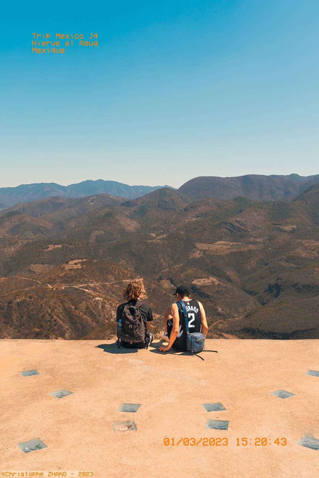 Amis profitant de la vue panoramique à Hierve el Agua, Mexique.