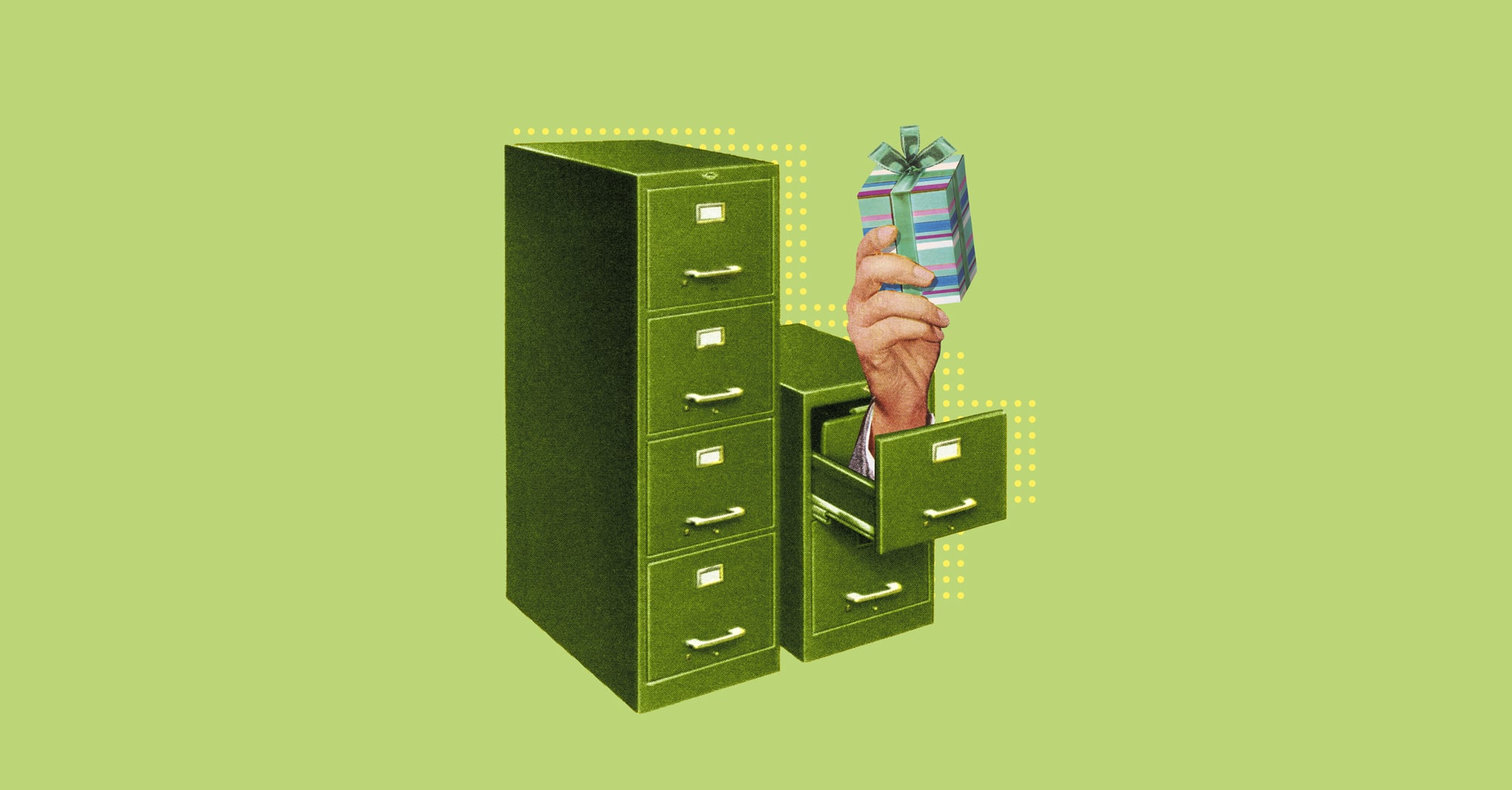 Archivo verde con mano sosteniendo un regalo, creatividad oficina.