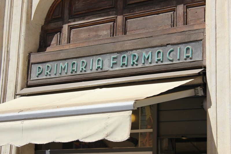 primaria farmacia banner with embossed letters above the entrance of the pharmacy