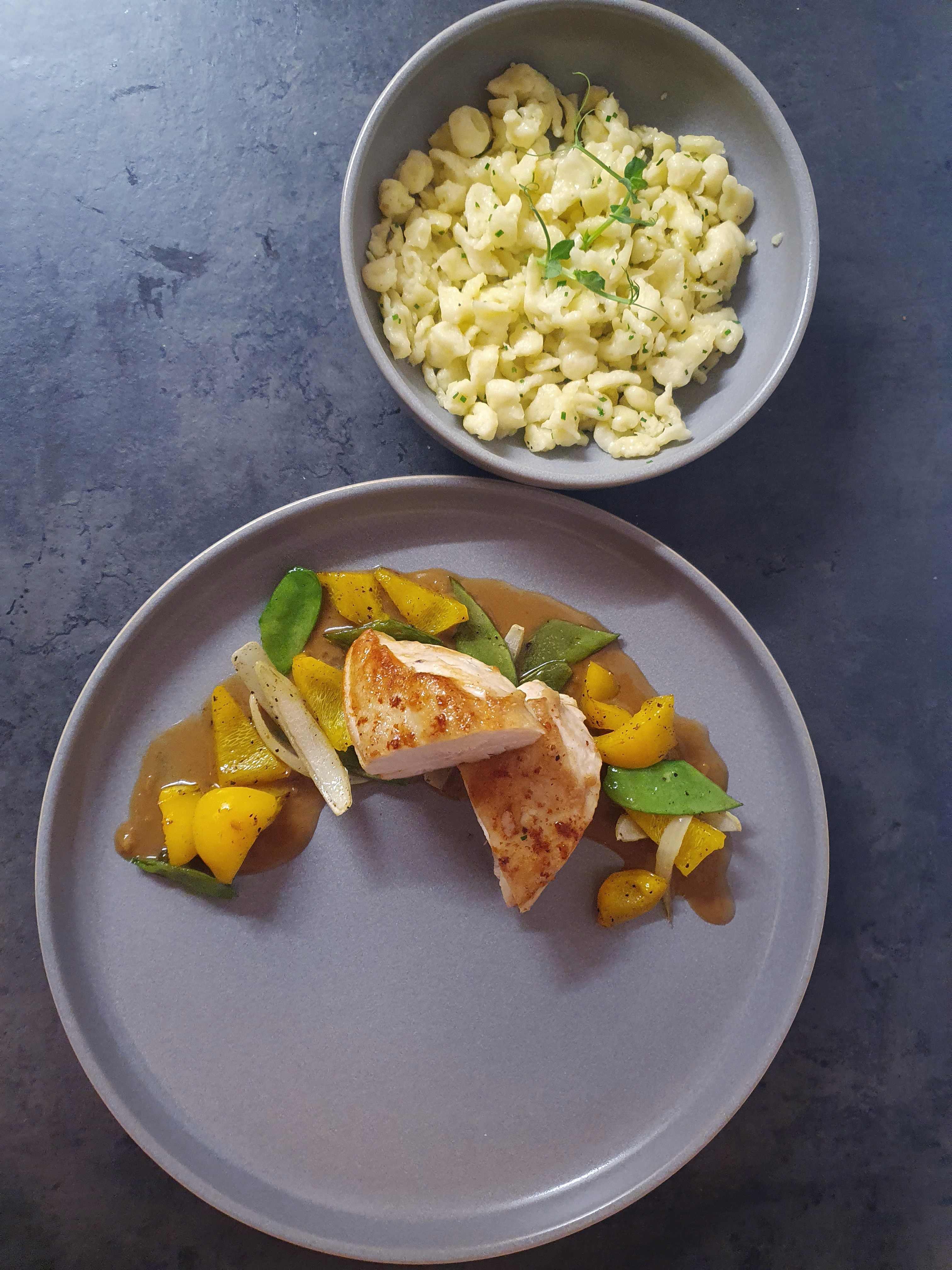 Teller mit Nockerl, Hühnerbrust und Gemüse