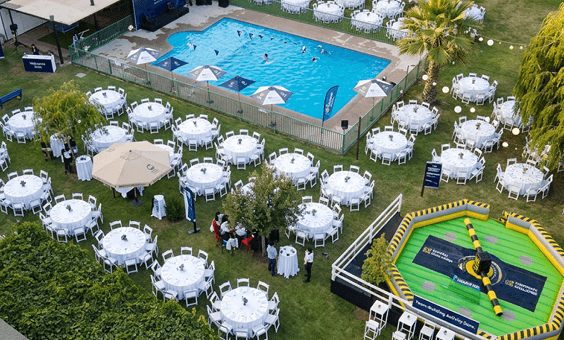 Salón techado junto a la piscina montado para un evento corporativo