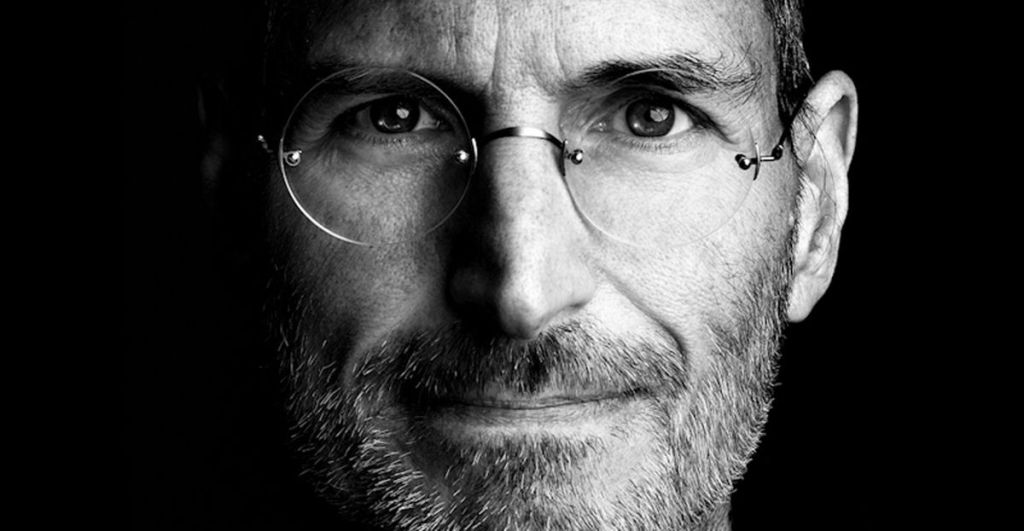 Photo en noir et blanc du portrait de Steve Jobs, création d'Apple.