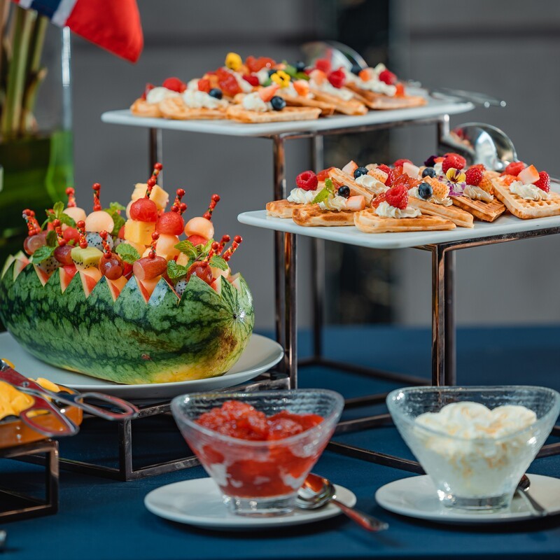Buffet traiteur de verrines et brochettes de fruits sur présentoirs