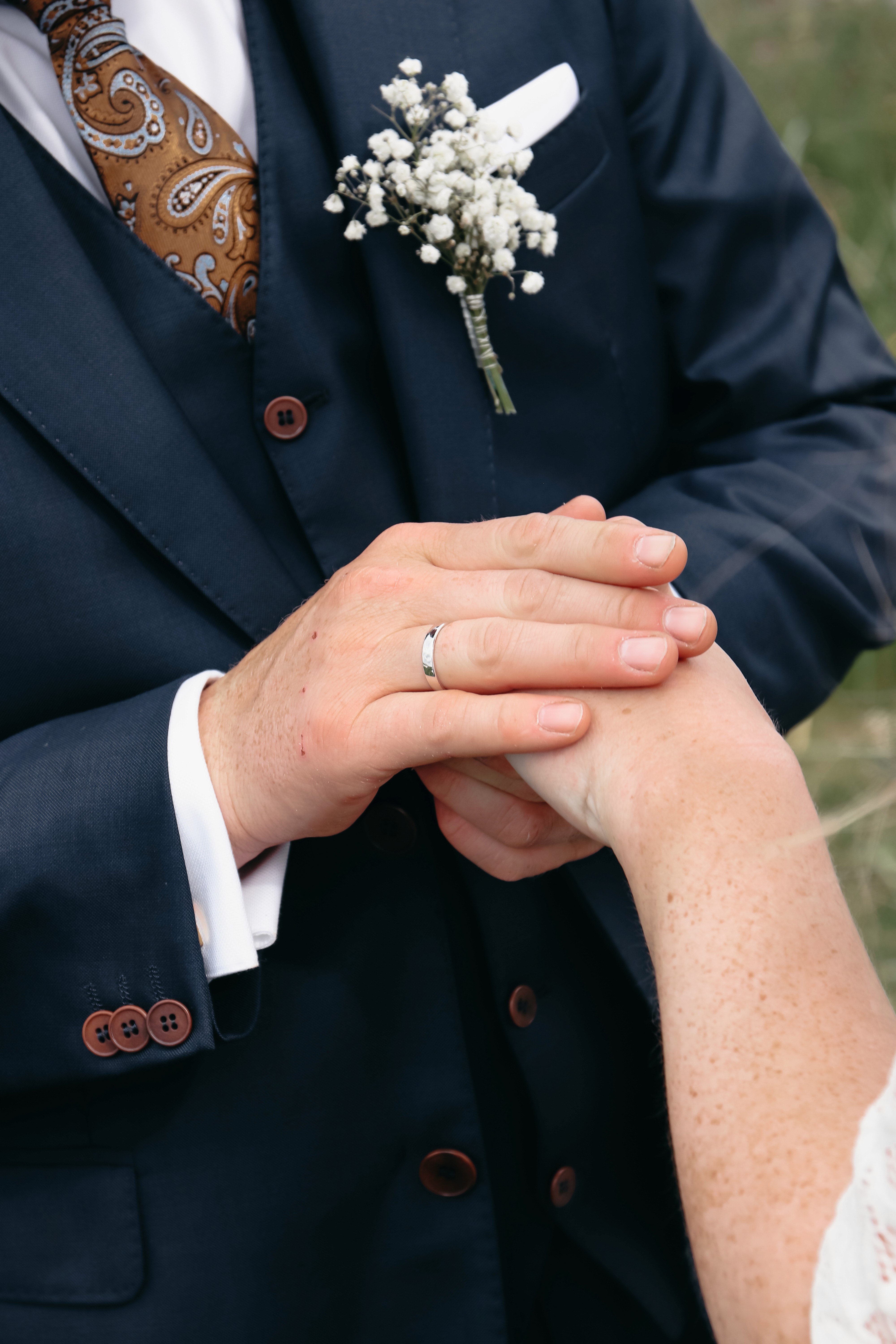 Detaljbilder fra bryllup i Haugalandet – ringer, blomster og kjole