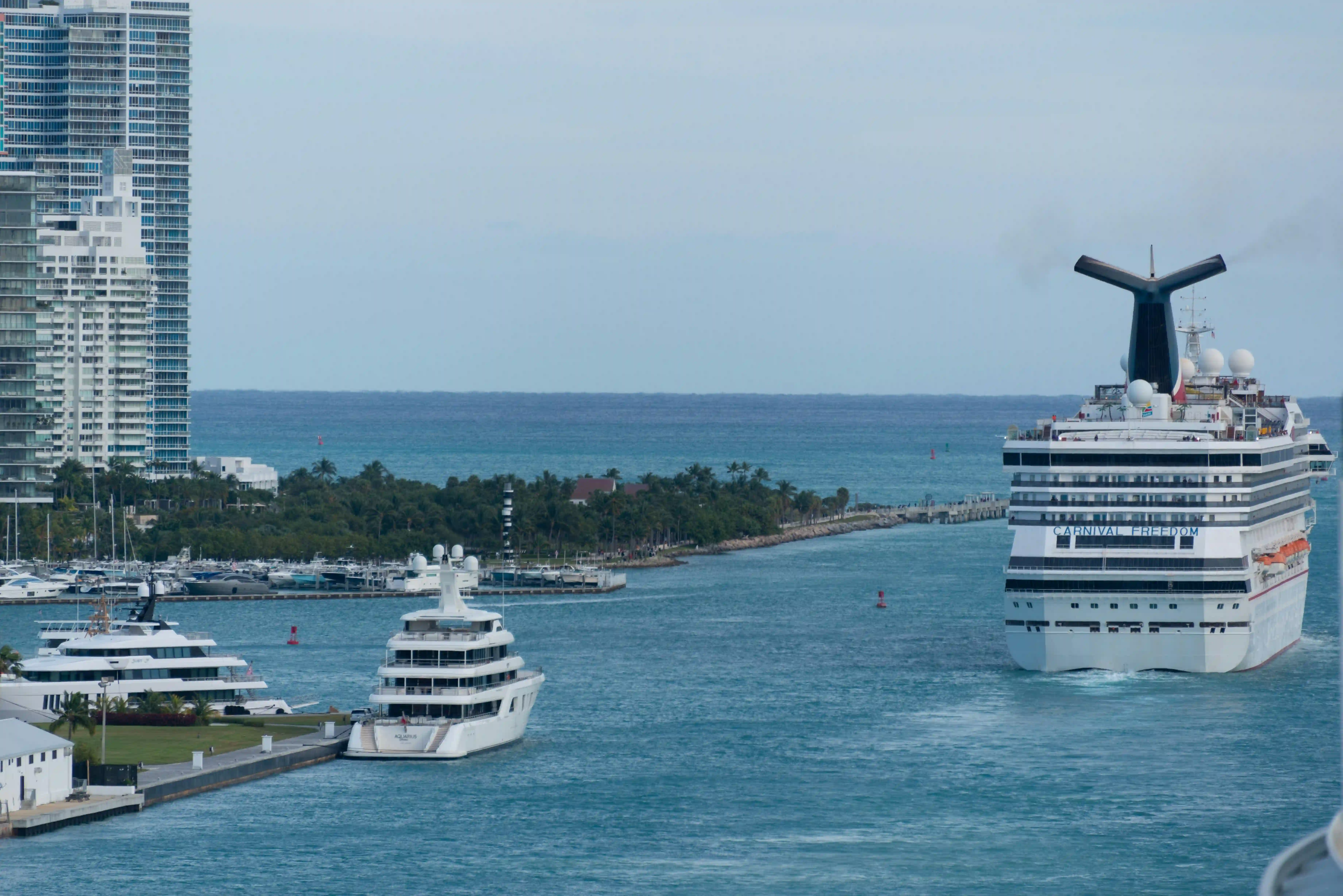 Ein kreuzfahrtschiff in miami cruise port