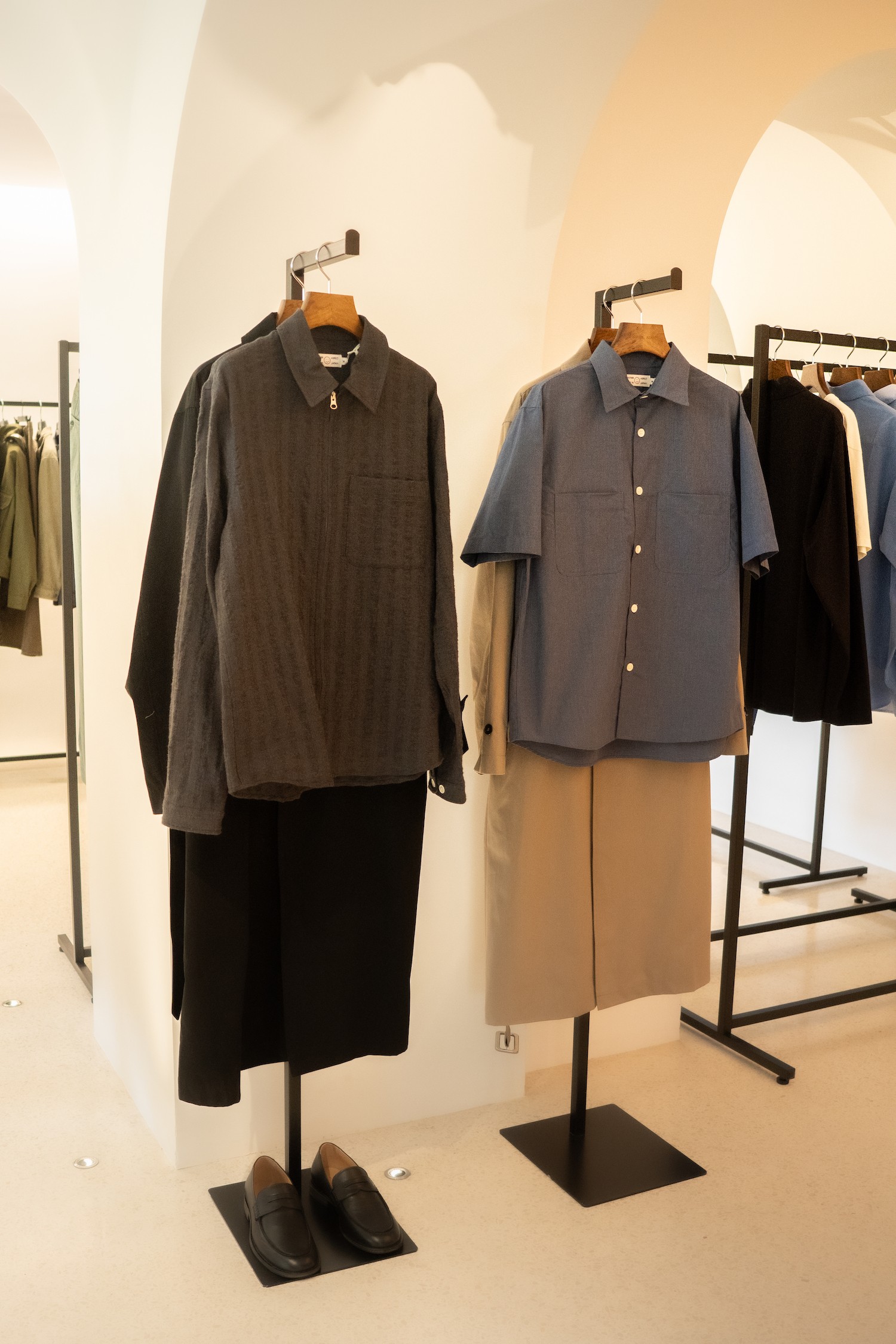 Deux silhouettes en exposition dans une boutique ou showroom de luxe