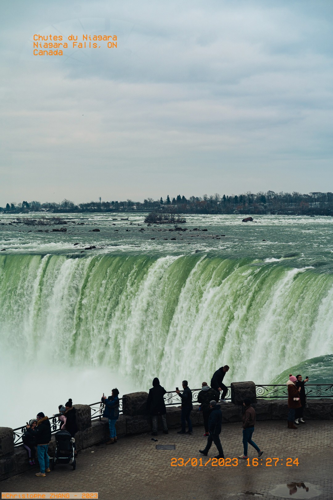 Gros plan des chutes du Niagara avec un ciel nuageux en arrière-plan.