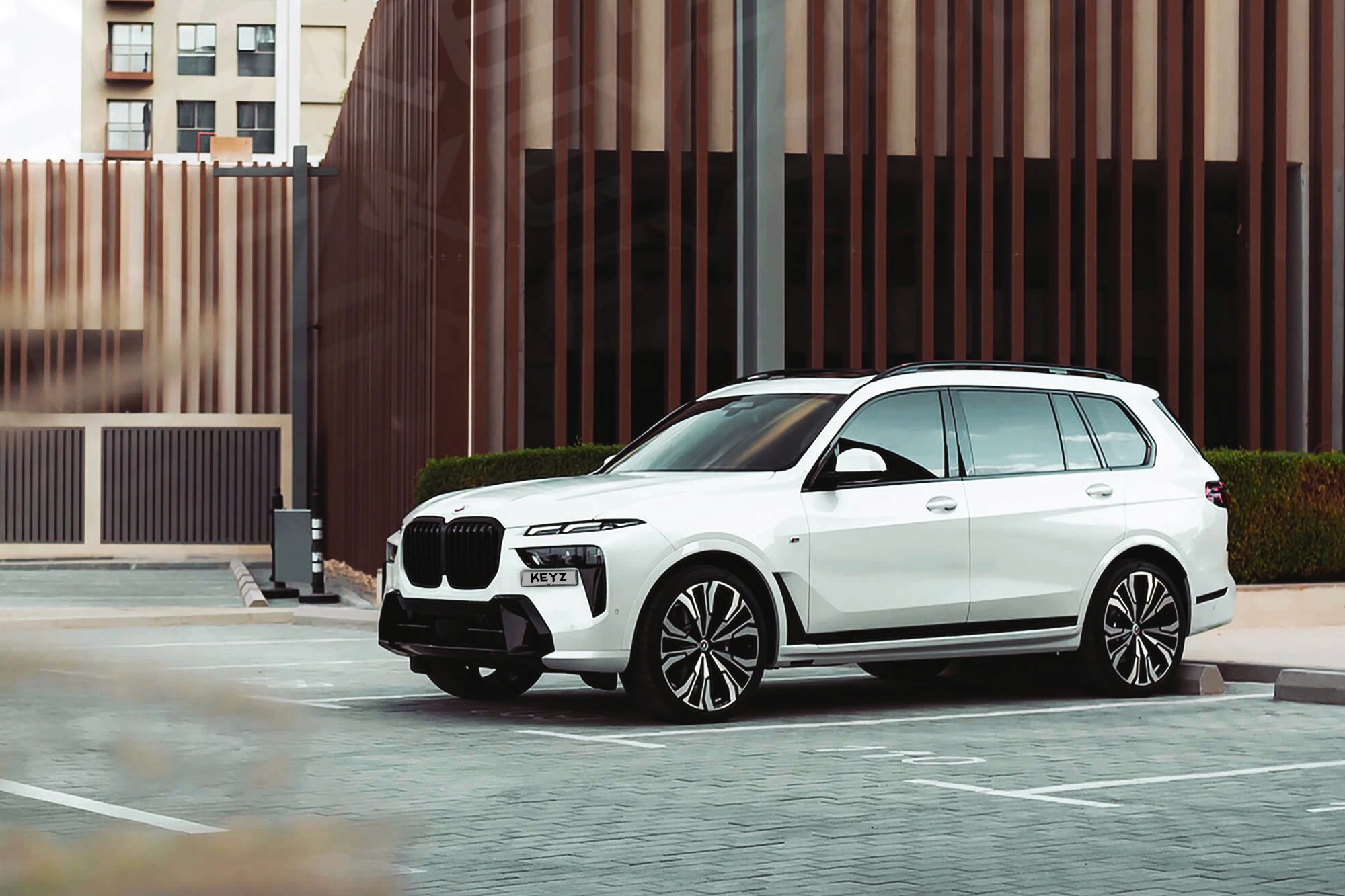 Vue extérieure BMW X7 Blanc – Location SUV à Dubaï | Keyz Rent
