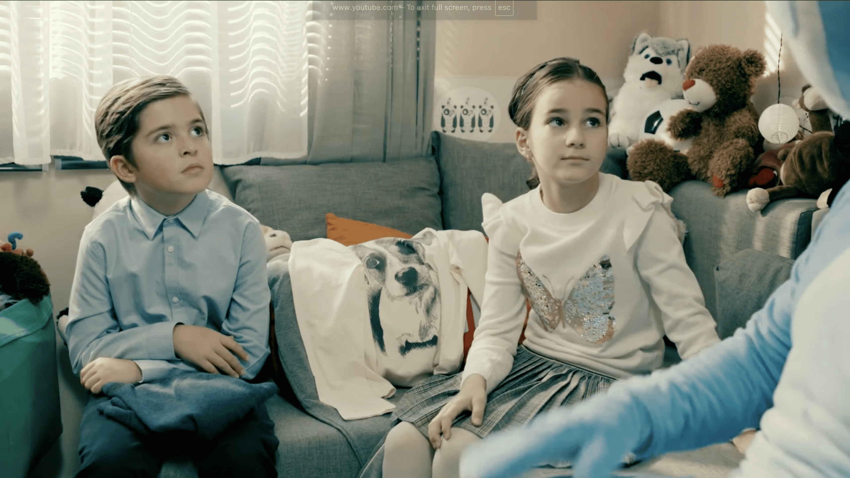 Gyerekek szépen felöltözve hallgatják Cseppbarát kék kabalafiguráját