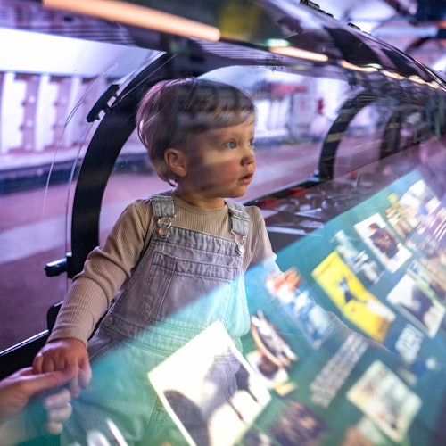 ילד קטן רוכב על הרכבת בדואר במוזיאון הדואר