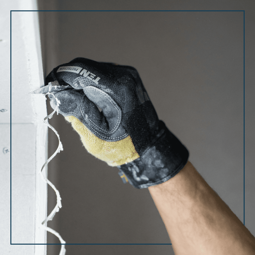 Eine Hand mit Handschuh die Silikon abzieht