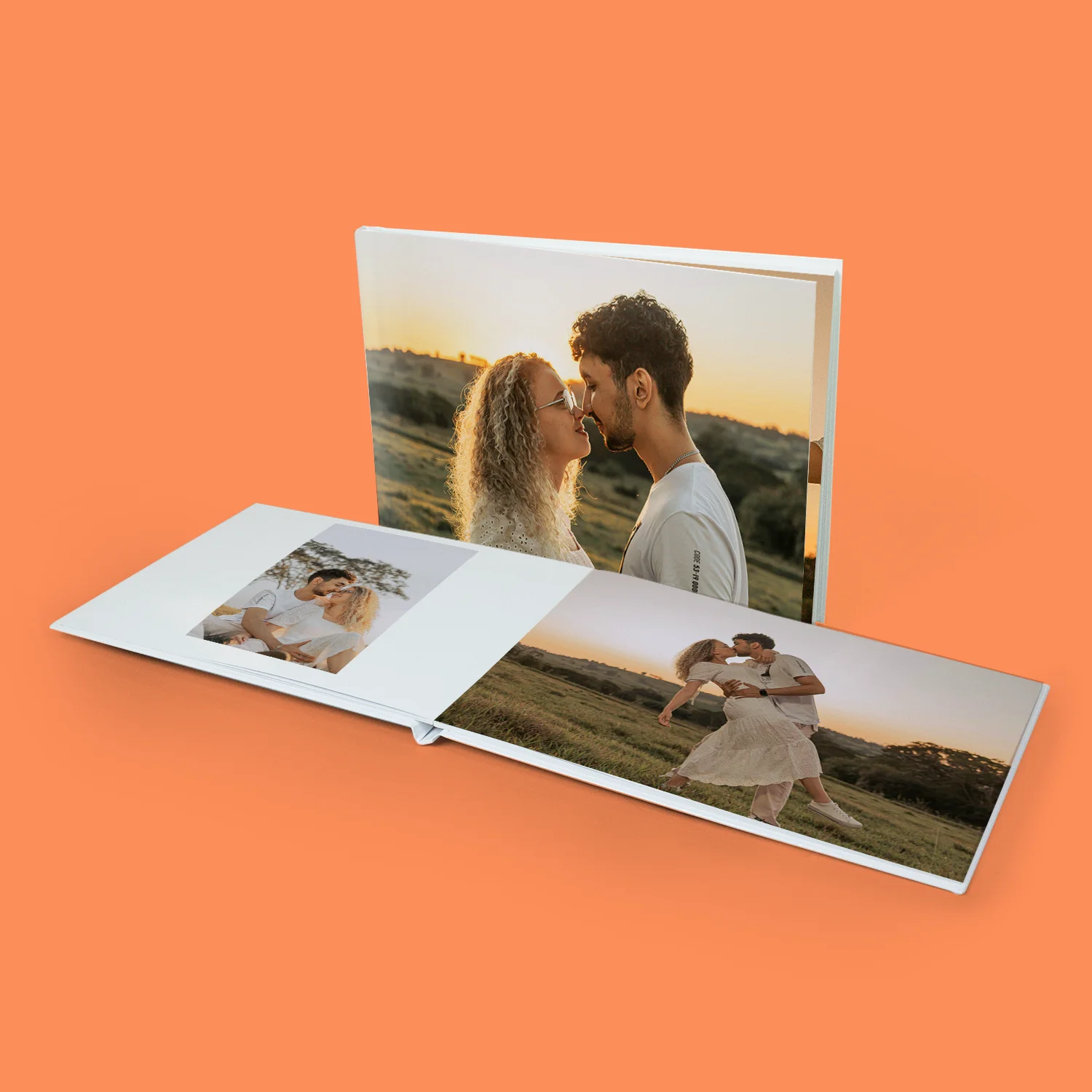 Pessoa segurando fotolivro com foto de mulher sorrindo ao ar livre, com a frase “Eu amo o Norte” escrita no canto da imagem
