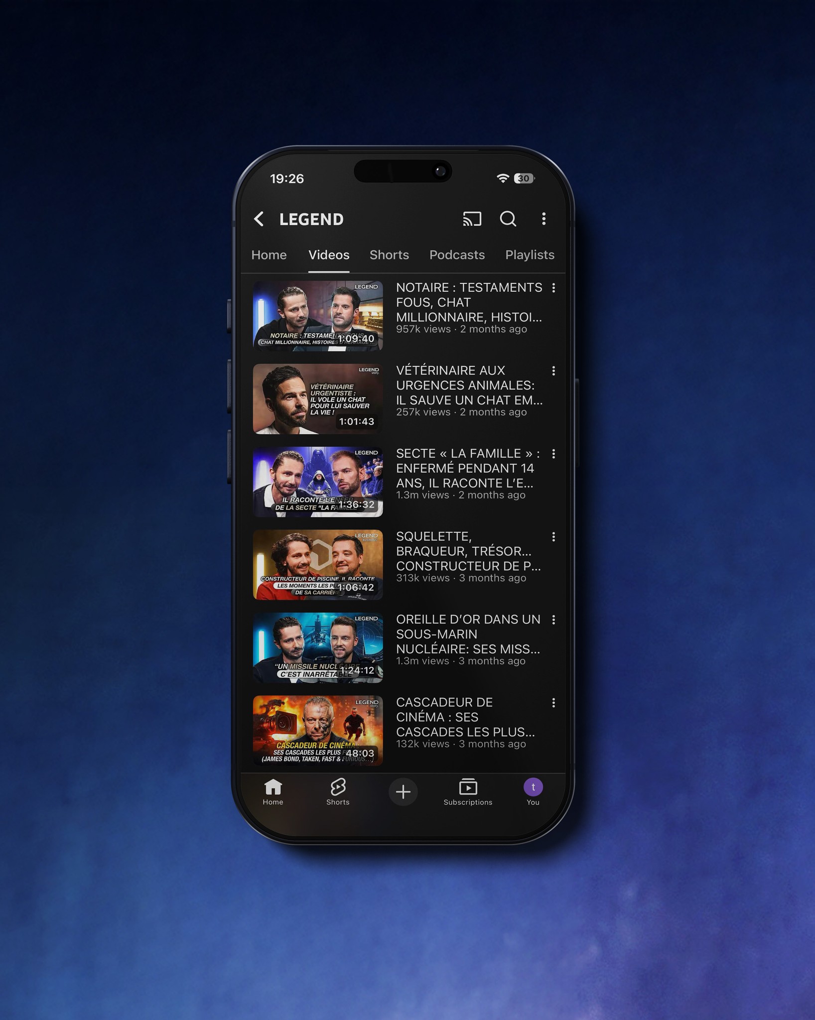 Variante chromatique du nouveau logo minimaliste et élégant pour 'Villa Wassim Marrakech', créé par Nux-Studio. Le logo présente la silhouette stylisée (évoquant un cheval ou une calligraphie arabe) et le texte 'VILLA WASSIM Marrakech' affichés en couleur blanche ou blanc cassé. Le fond est une teinte uniforme de bleu marine foncé ou de gris très sombre. Ce visuel est essentiel pour la charte graphique et la direction artistique, illustrant l'identité de marque moderne et haut de gamme conçue par Nux-Studio pour l'hôtellerie de luxe.