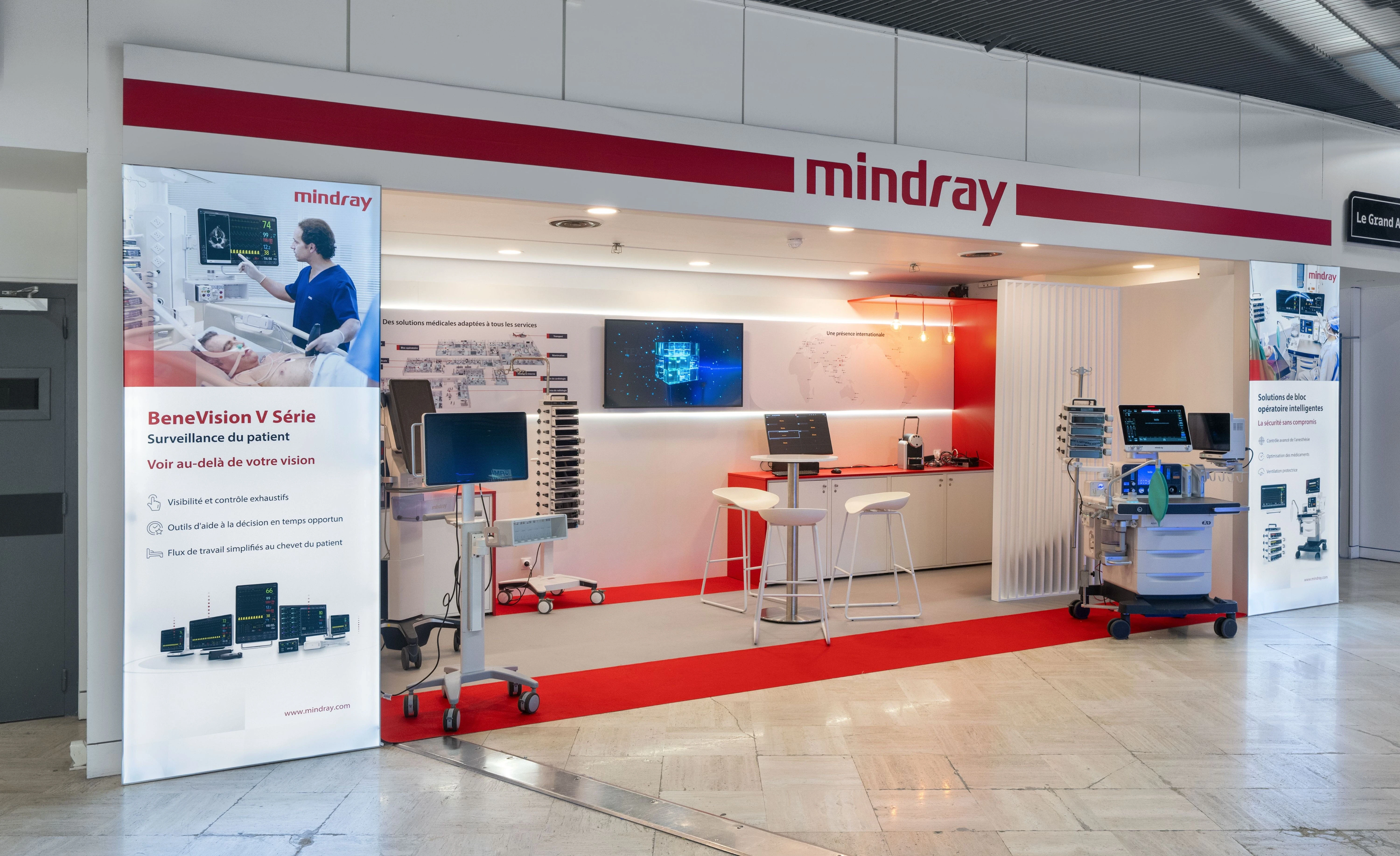 vue latérale du stand Mindray SFAR 2025 avec ilots techniques et visuels hospitaliers