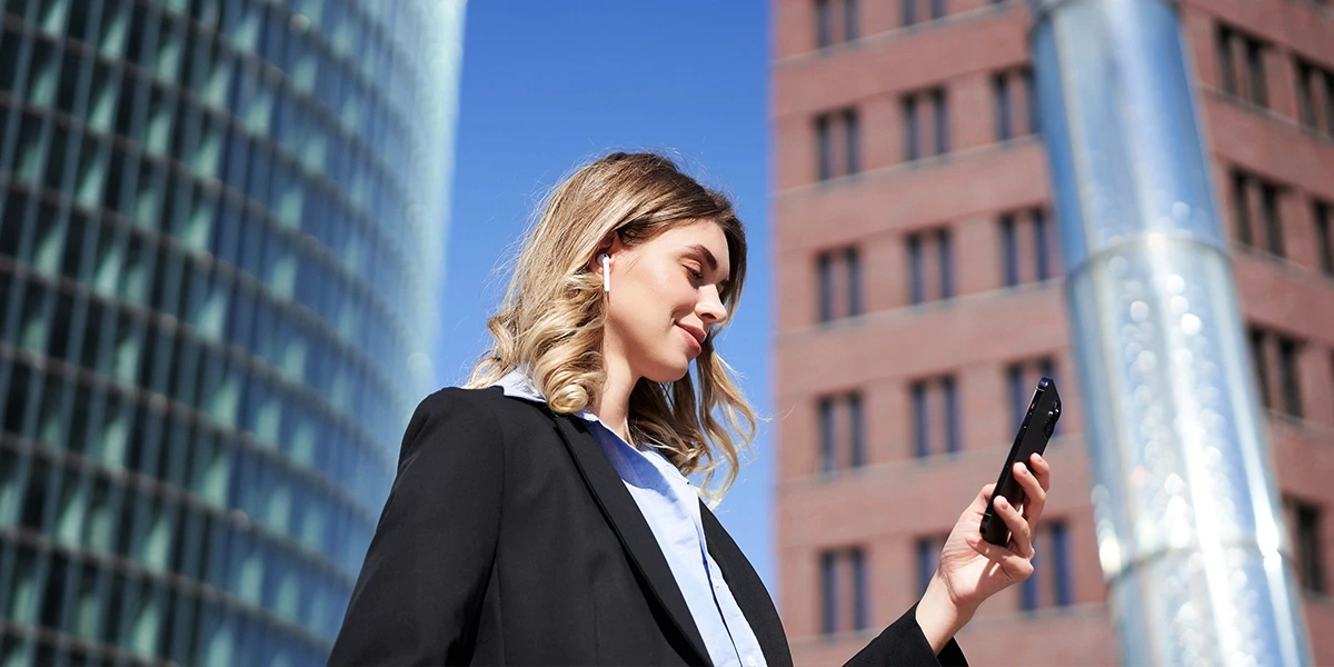 Empresária utilizando WhatsApp para comunicação corporativa