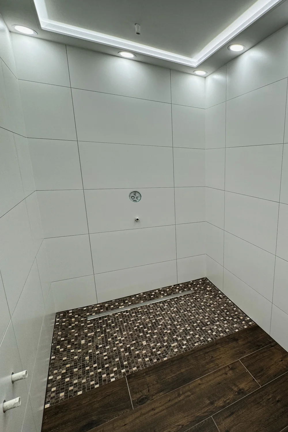 Begehbare Dusche mit Großformatfliesen in Köln