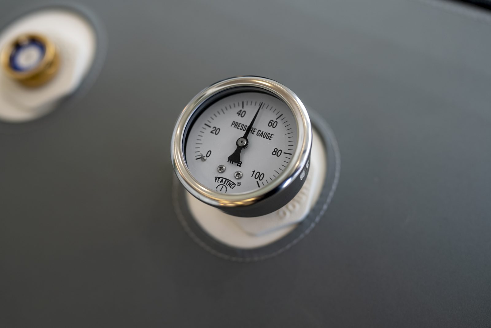 Manometer an einer Dremenia Kammer