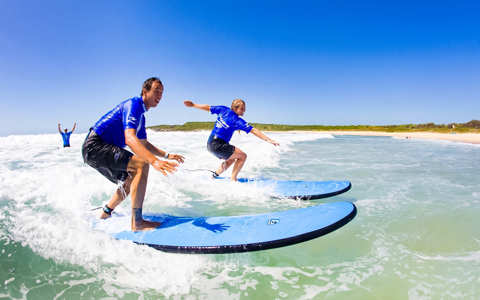 Surfisti che imparano a cavalcare le onde a Maroubra Beach, Sydney.