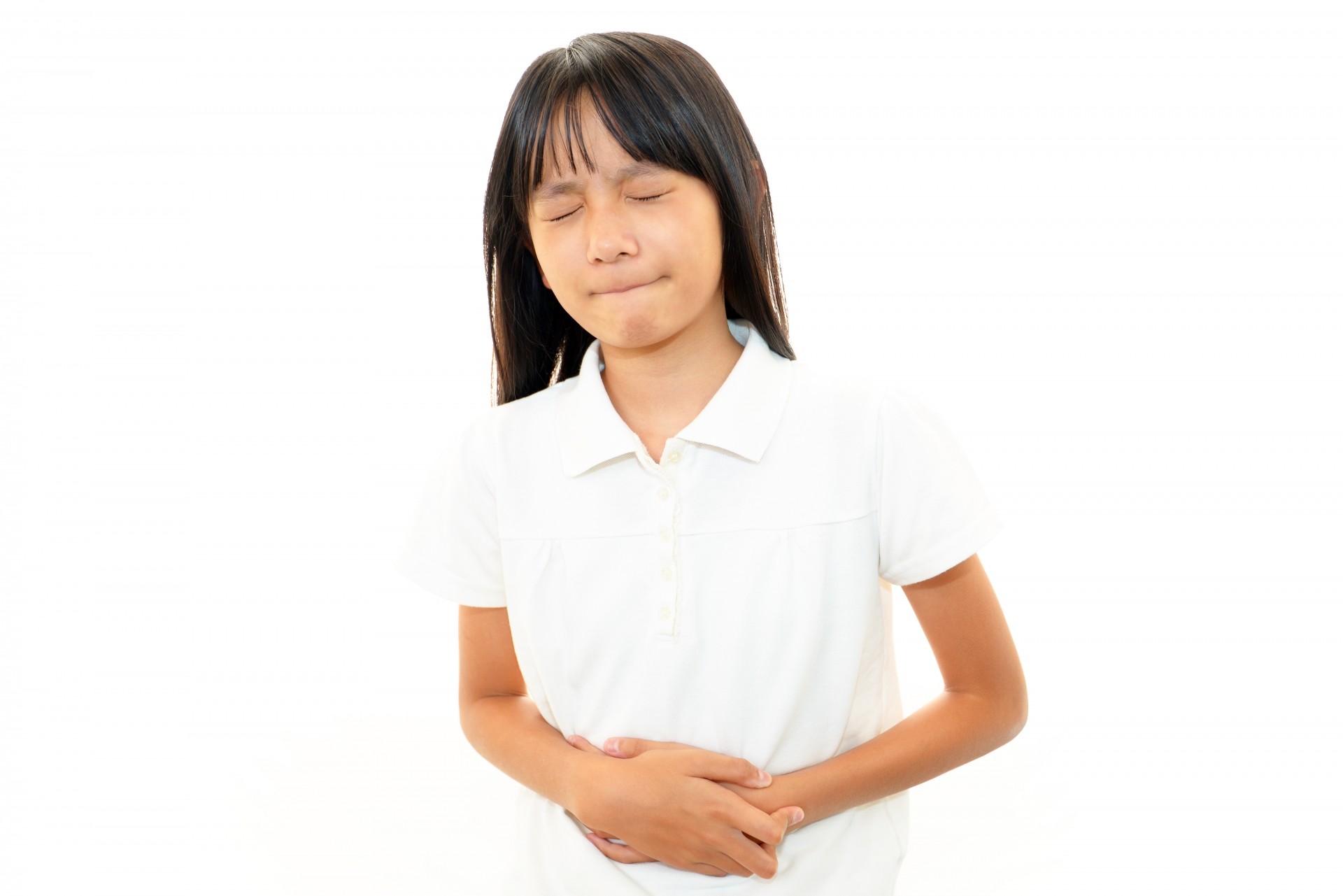 お腹を抑える女の子|ノロウイルス感染のイメージ