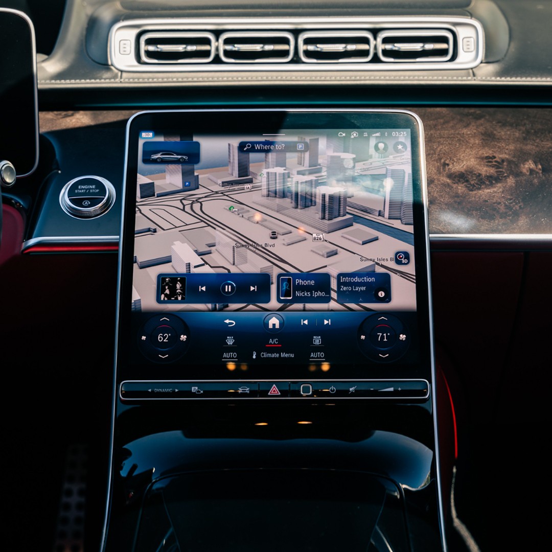 Mercedes-Benz S 580 central console and large MBUX infotainment touchscreen, highlighting modern luxury technology.