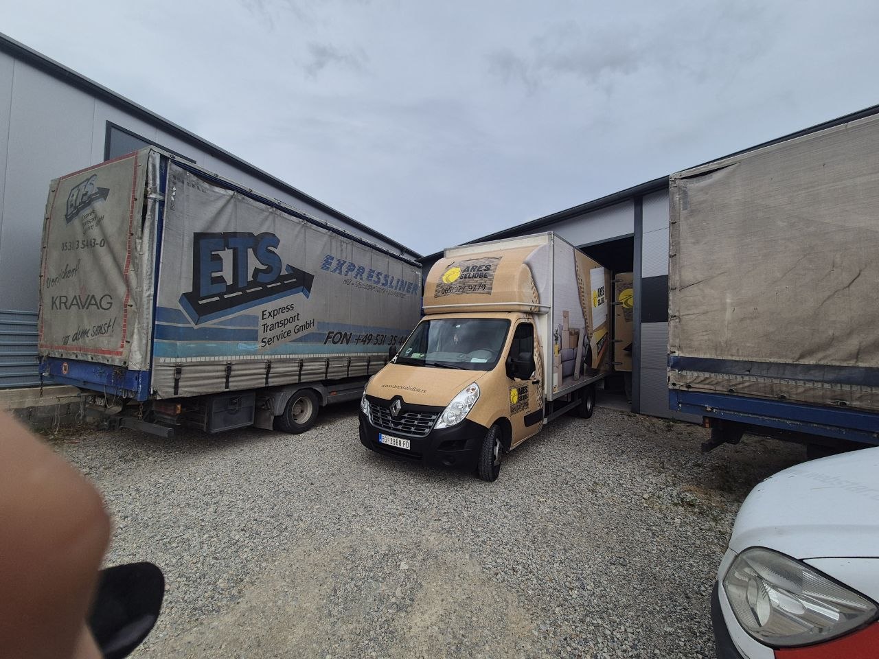 Ares Selidbe tokom utovara stvari za transport