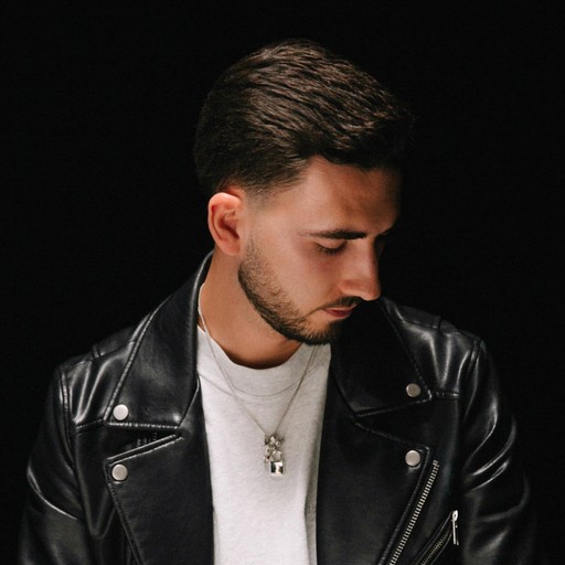 Headshot photo of Chris Bourne