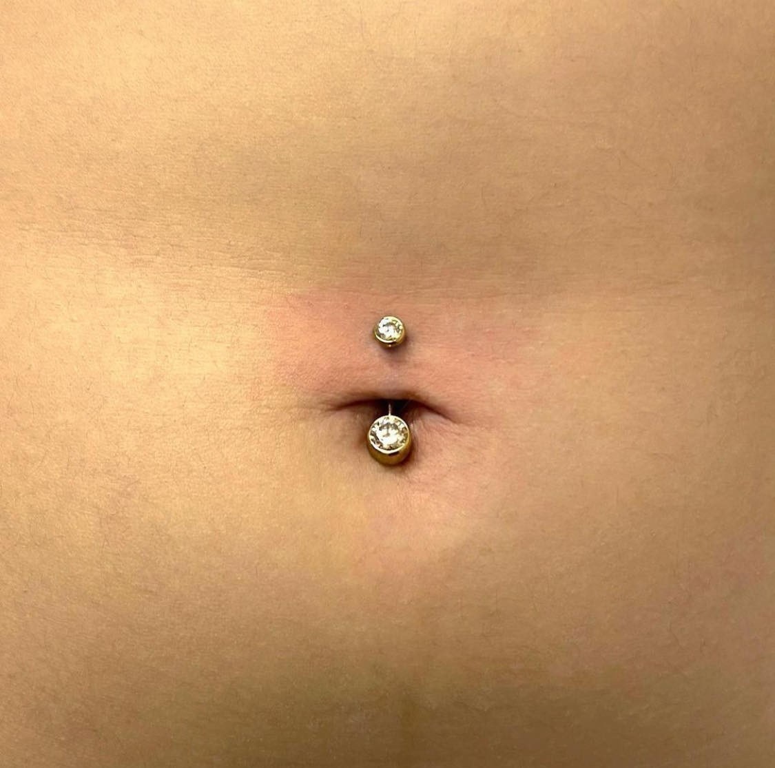 Piercing av navle piercing tatt i vårt Piercing Studio i Oslo