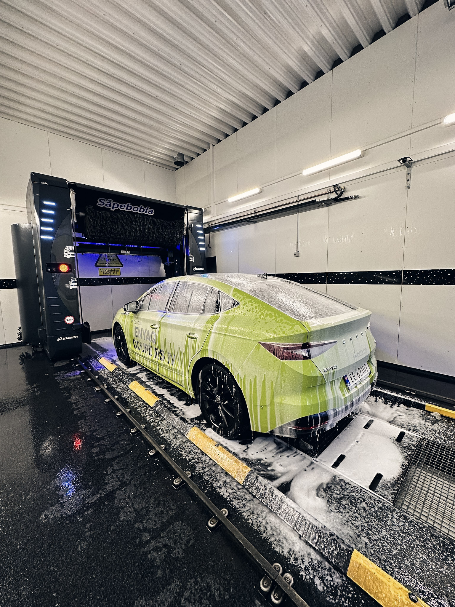 Skoda Enyaq med såpeskum i vaskehallen