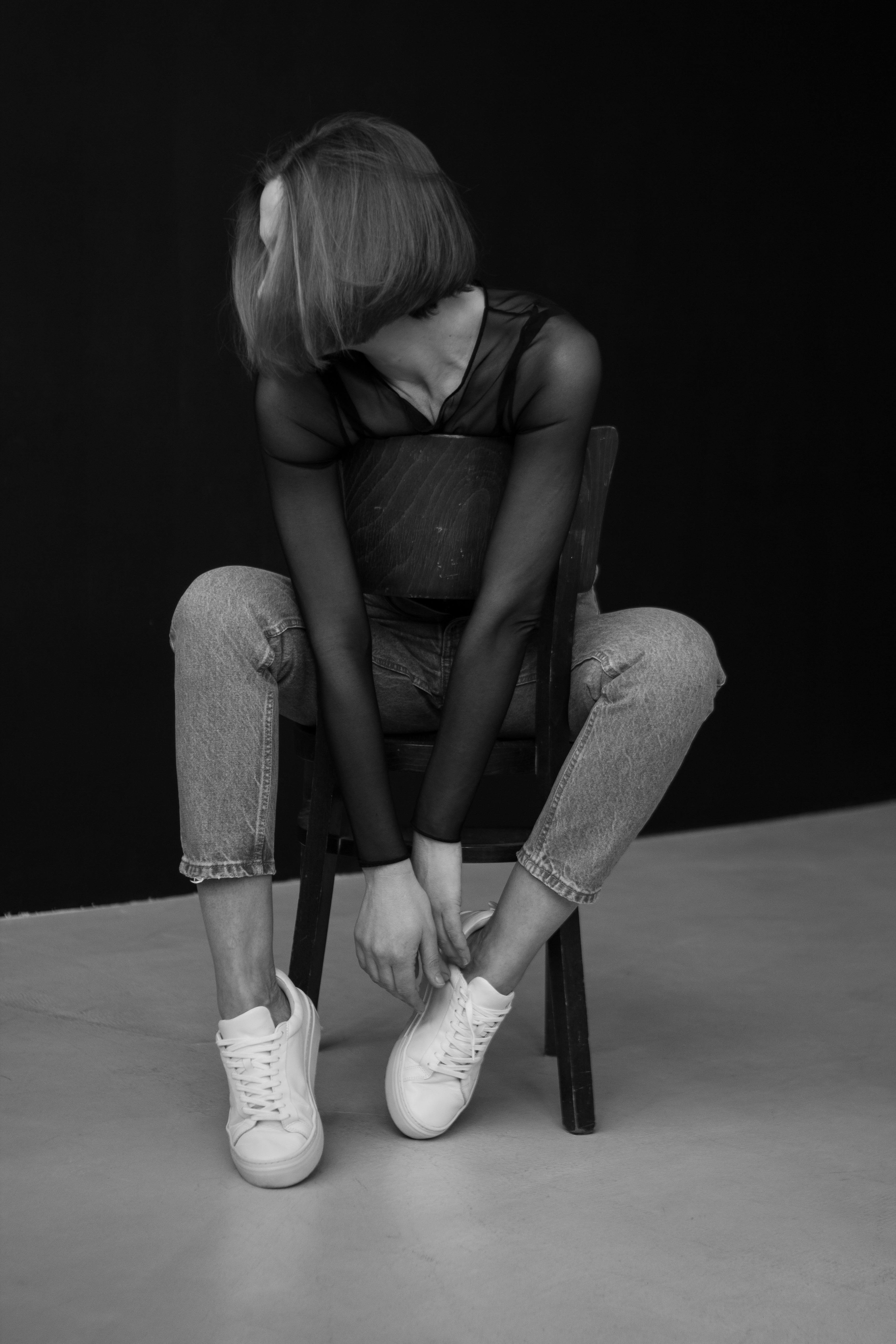 A woman seated on a stoll with a dynamic pause