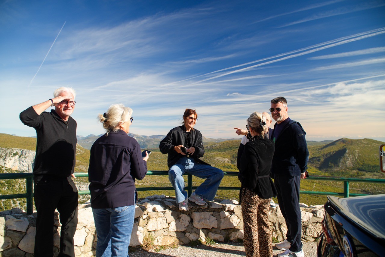 Des participants au belvédère face aux gorges, road trip Verdon