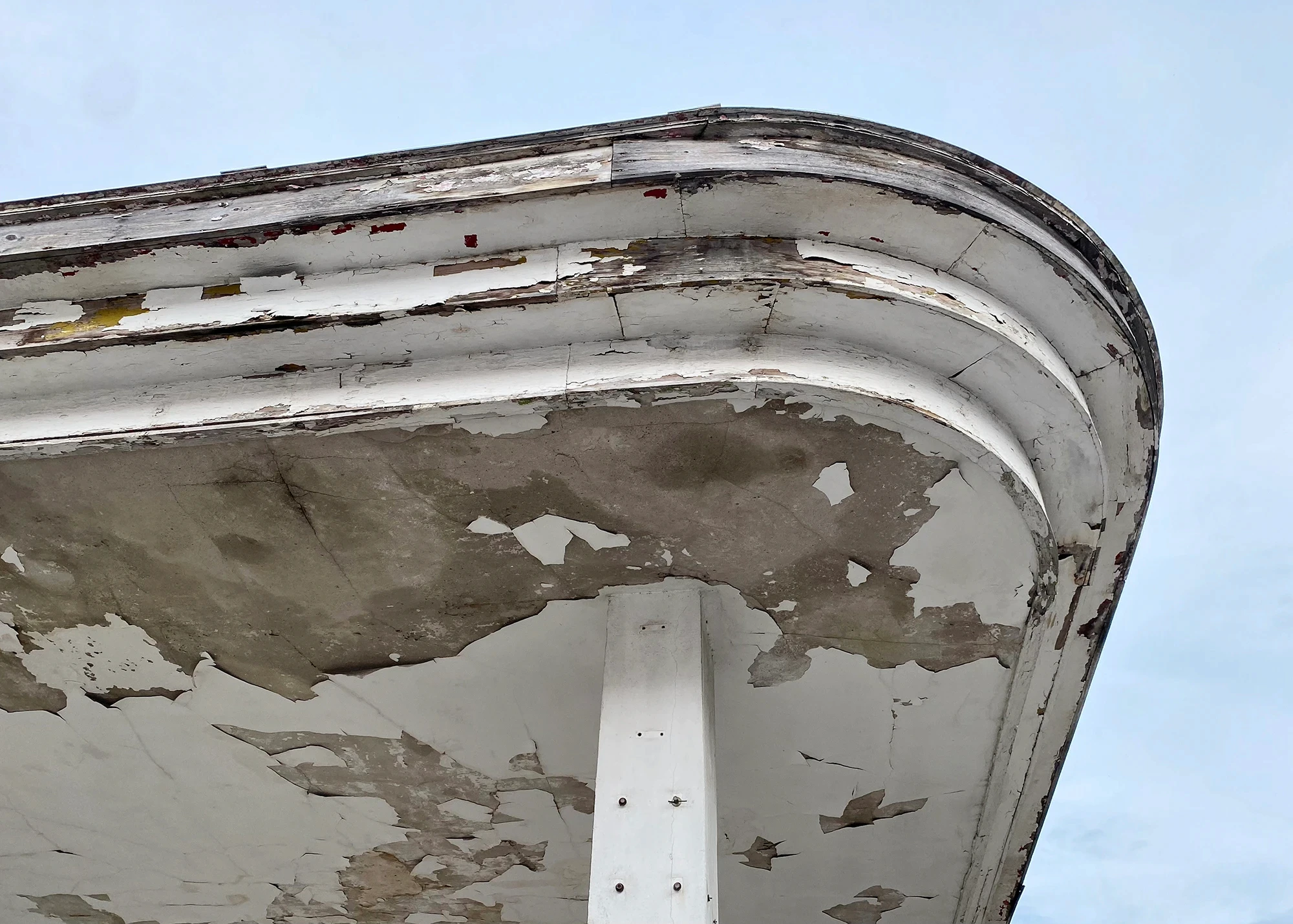 Detailansicht der runden Dachkante der historischen Tankstelle im Projekt Tankstelle Kyritz