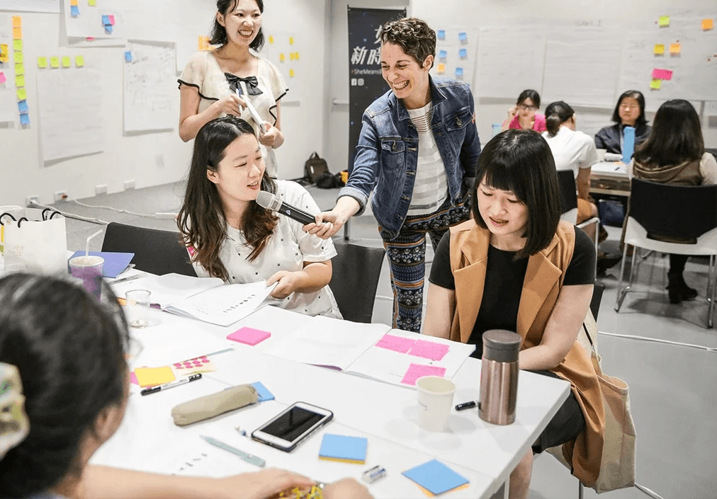 Cross-disciplinary team maps relationships and opportunities during a public health learning lab, using systems thinking and strategic design methods to address complex challenges.