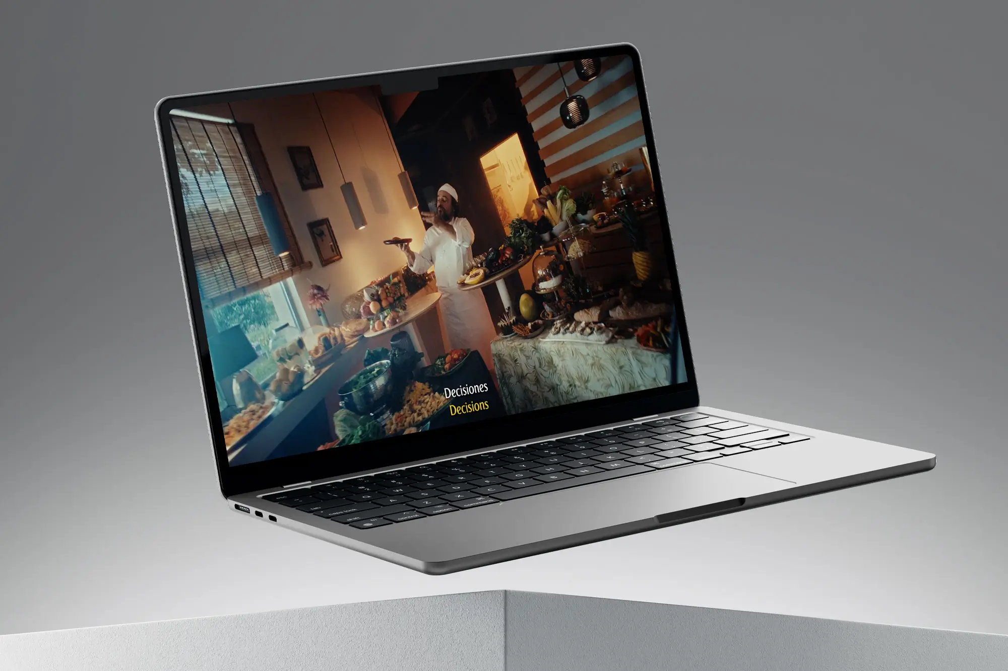 Portfolio Thankium: Computadora portátil mostrando chef preparando comida en una cocina elegante.