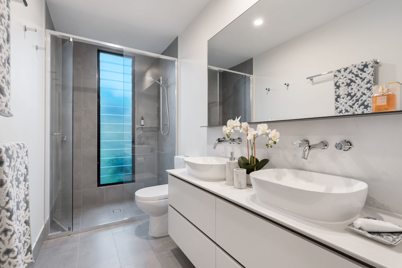 Ambiente bagno moderno con impianti curati