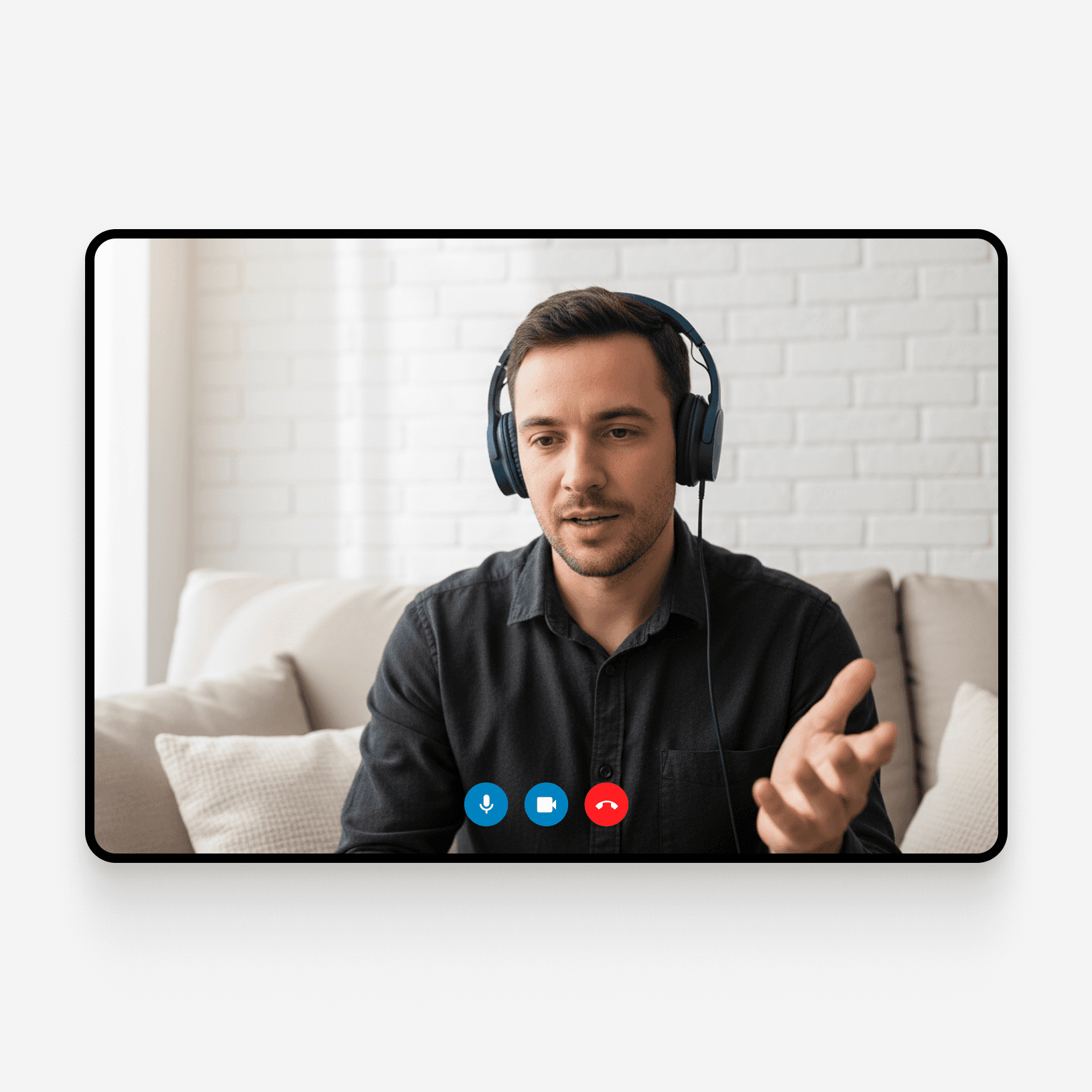 Tablet mostrando homem numa videochamada
