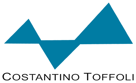 Logo ufficiale Costantino Toffoli con simbolo geometrico azzurro composto da linee angolari sovrapposte e raffinato lettering nero. Costantino Toffoli è un’azienda artigiana specializzata nella progettazione e produzione di occhiali e componenti in acetato di cellulosa, nata alla fine degli anni Novanta nel cuore del distretto italiano dell’occhialeria del Cadore. La filosofia del marchio unisce esperienza manifatturiera, competenza tecnica, lavorazione manuale e impiego di tecnologie avanzate, mantenendo una forte attenzione alla qualità del prodotto finale. Ogni montatura nasce da attività di studio, prototipazione e lavorazione dell’acetato, con l’obiettivo di creare occhiali che permettano a ogni persona di esprimere liberamente il proprio stile. Il logo rappresenta un’identità contemporanea legata alla precisione, alla trasformazione della materia e al sapere artigiano italiano. Brand di occhiali da vista e da sole Made in Cadore selezionato da Ottica Dentella per la qualità delle lavorazioni, l’autenticità produttiva e l’incontro equilibrato tra innovazione e manualità.