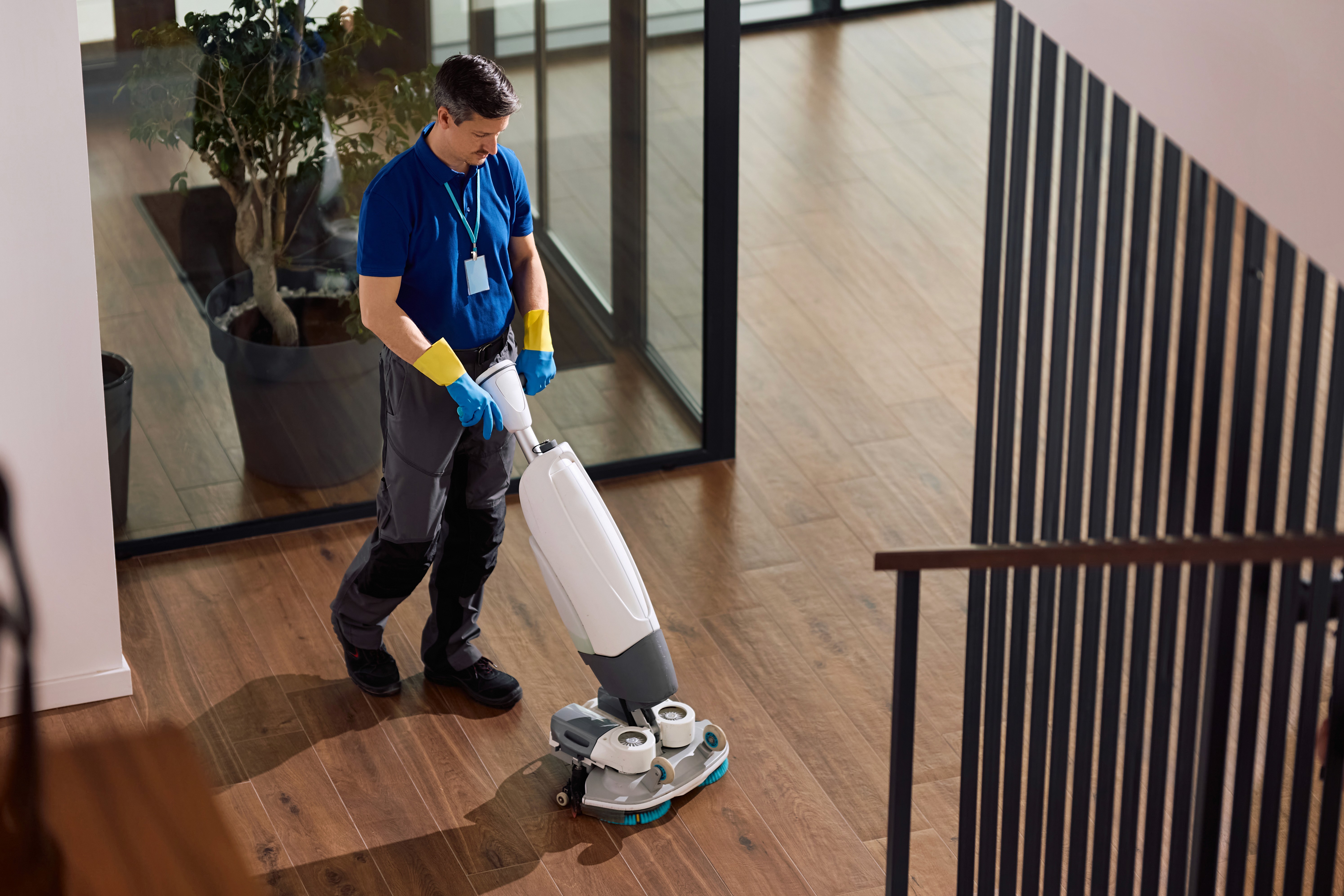 Moderner Reinigungsroboter reinigt den Boden in einem Bürogebäude.